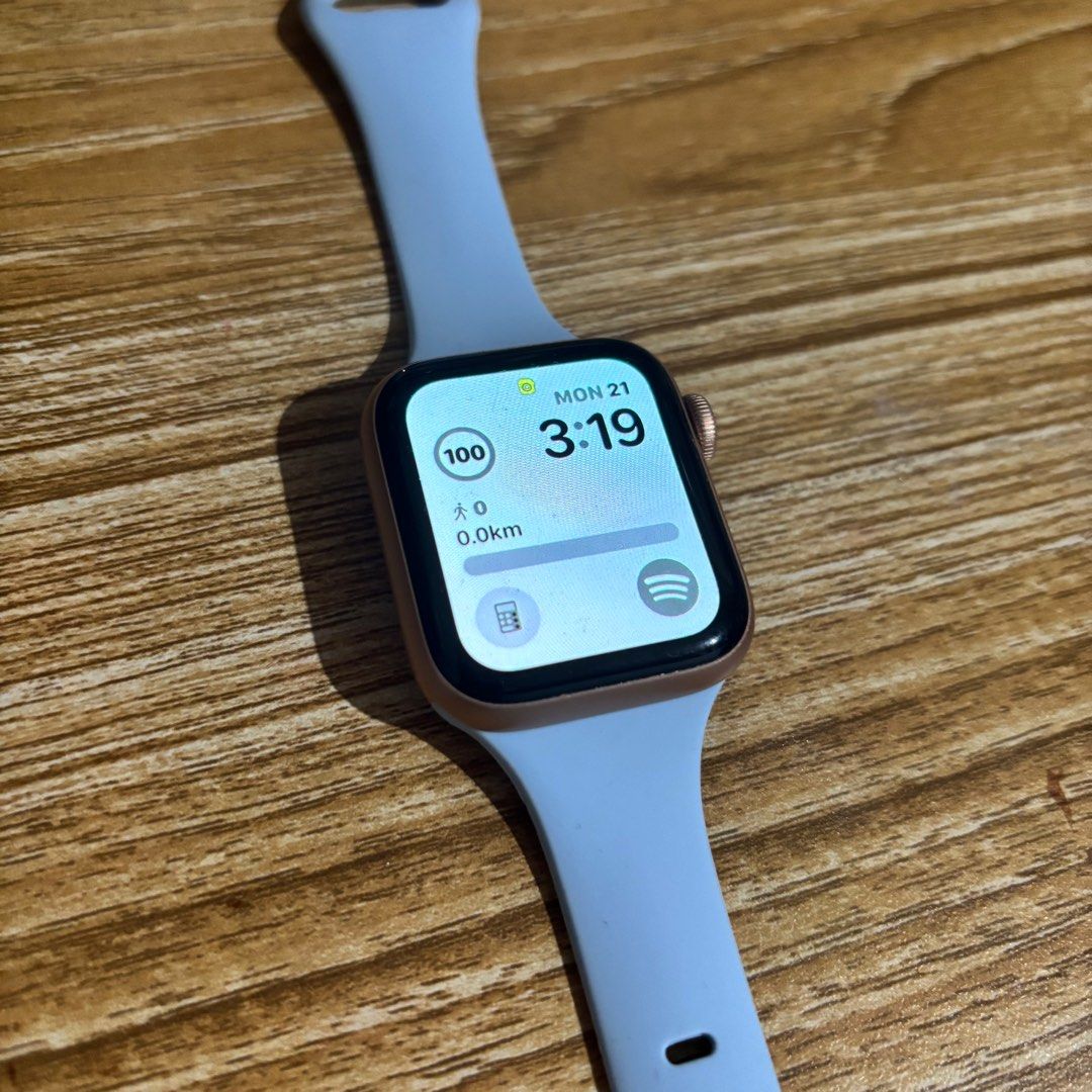Apple Watch 6 40mm Rose Gold (Category: Wearables & Smart Watches) located in Quezon City. Submitted by usatwinkle (Listing ID 1381967964, Image 3). Description: ❌NO LOWBALLING❌ Comes with charger and 2 extra strap Works well With slight scratches and slight damage in charger still works well (only issue).