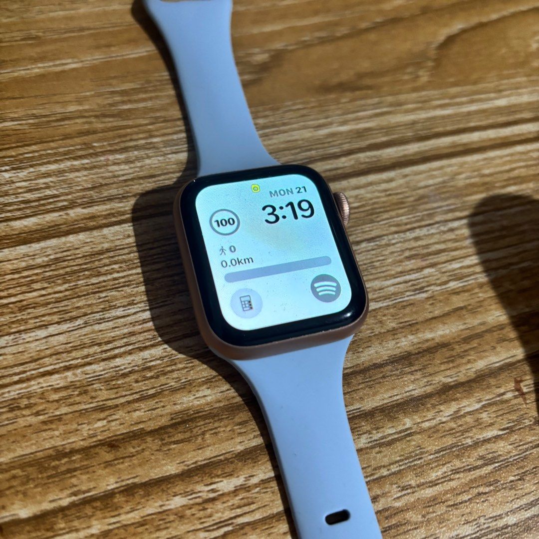 Apple Watch 6 40mm Rose Gold (Category: Wearables & Smart Watches) located in Quezon City. Submitted by usatwinkle (Listing ID 1381967964, Image 2). Description: ❌NO LOWBALLING❌ Comes with charger and 2 extra strap Works well With slight scratches and slight damage in charger still works well (only issue).