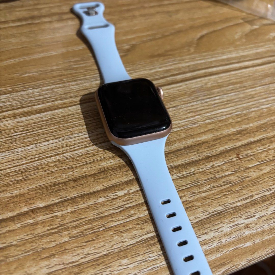 Apple Watch 6 40mm Rose Gold (Category: Wearables & Smart Watches) located in Quezon City. Submitted by usatwinkle (Listing ID 1381967964, Image 1). Description: ❌NO LOWBALLING❌ Comes with charger and 2 extra strap Works well With slight scratches and slight damage in charger still works well (only issue).