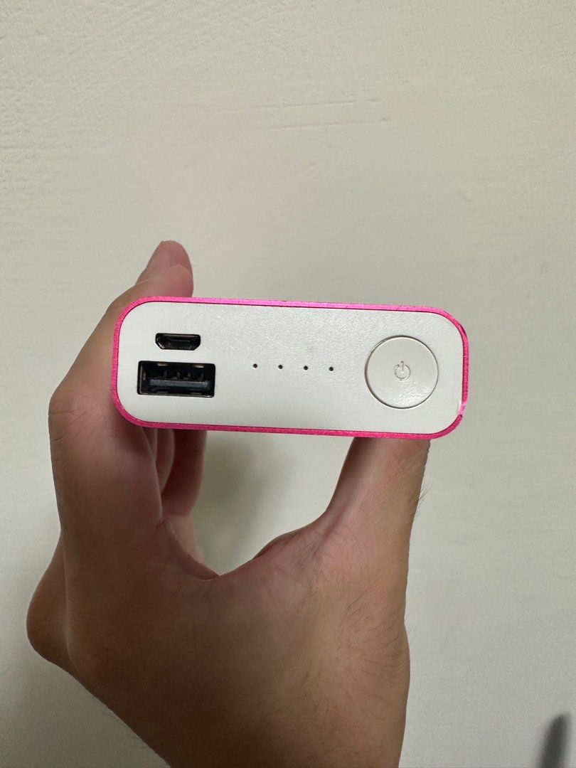 由 jackhu_shop (刊登 ID 1381893160，圖片 2) 提交，位於 台中市 (Taichung) 的 ASUS 早期款 行動電源 功能正常 二手出清 有正常使用痕跡 (類別：電池及充電器)，說明：如描述 電容量為9600毫安培 無盒子，會用其它盒子替代 台中可以面交，謝謝。