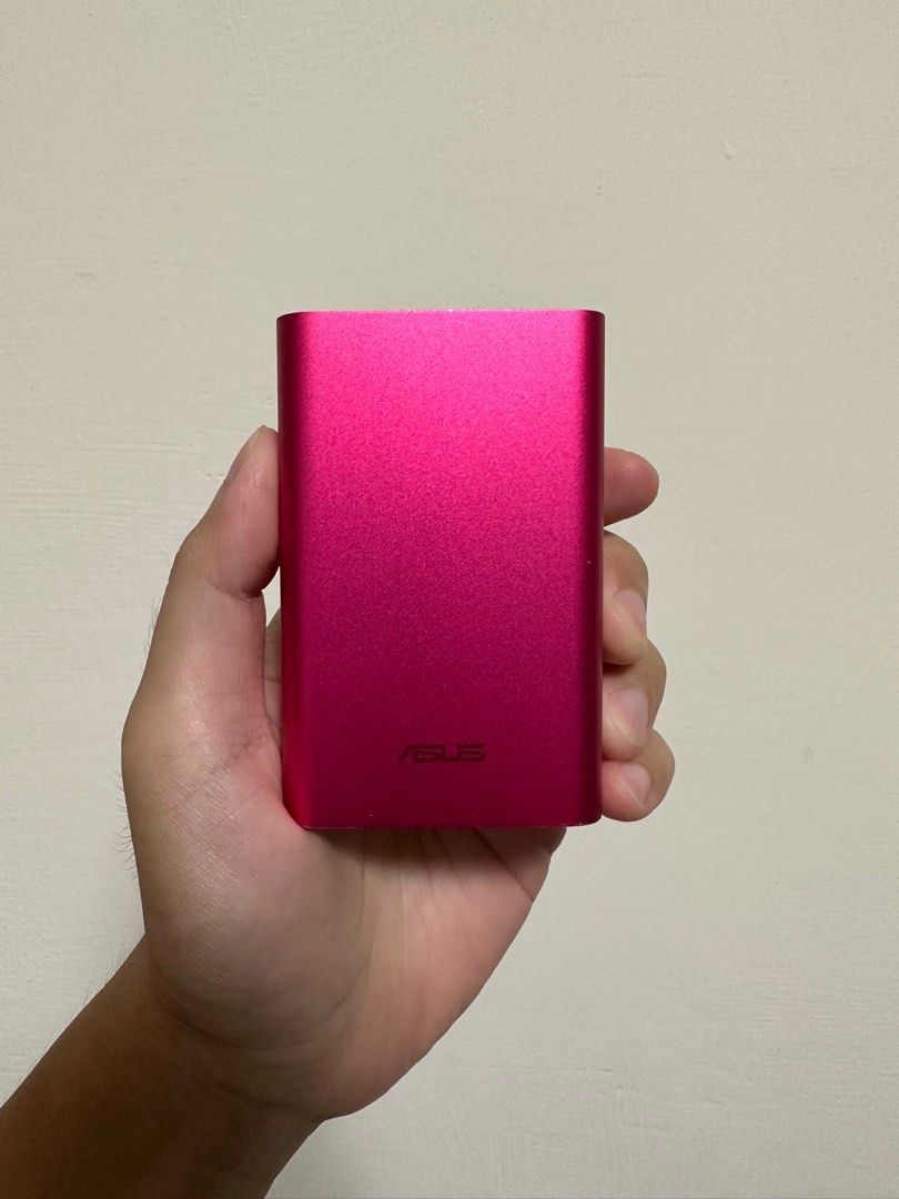 由 jackhu_shop (刊登 ID 1381893160，圖片 1) 提交，位於 台中市 (Taichung) 的 ASUS 早期款 行動電源 功能正常 二手出清 有正常使用痕跡 (類別：電池及充電器)，說明：如描述 電容量為9600毫安培 無盒子，會用其它盒子替代 台中可以面交，謝謝。