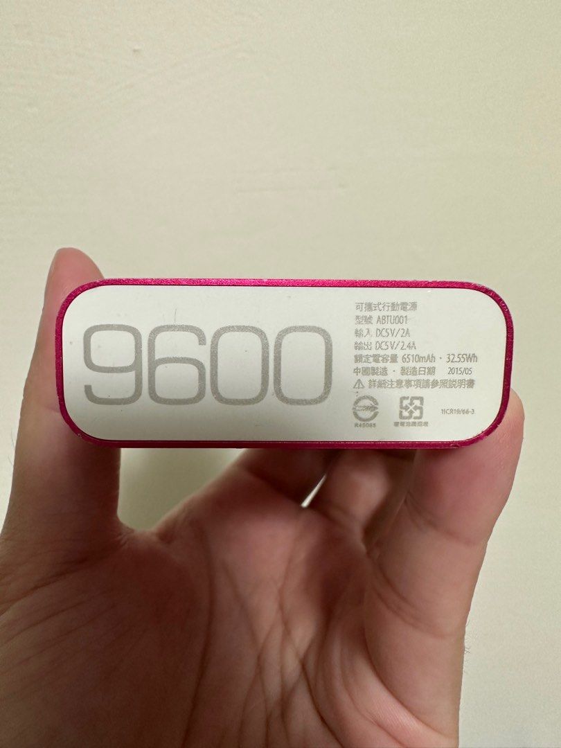 由 jackhu_shop (刊登 ID 1381893160，圖片 3) 提交，位於 台中市 (Taichung) 的 ASUS 早期款 行動電源 功能正常 二手出清 有正常使用痕跡 (類別：電池及充電器)，說明：如描述 電容量為9600毫安培 無盒子，會用其它盒子替代 台中可以面交，謝謝。