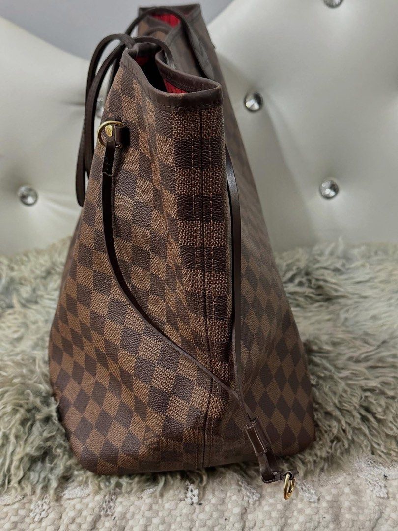 Authentic LV Neverfull GM Size DE (with initials) (Category: Luxury Bags & Wallets) located in Quezon City. Submitted by jhaediah (Listing ID 1382030873, Image 2). Description: 💠 Neverfull GM Size DE (with initials) ✨ With visible signs of wear, no major flaws 📦 Inclusions: Dustbag 🚚 Onhand & Ready to Ship.