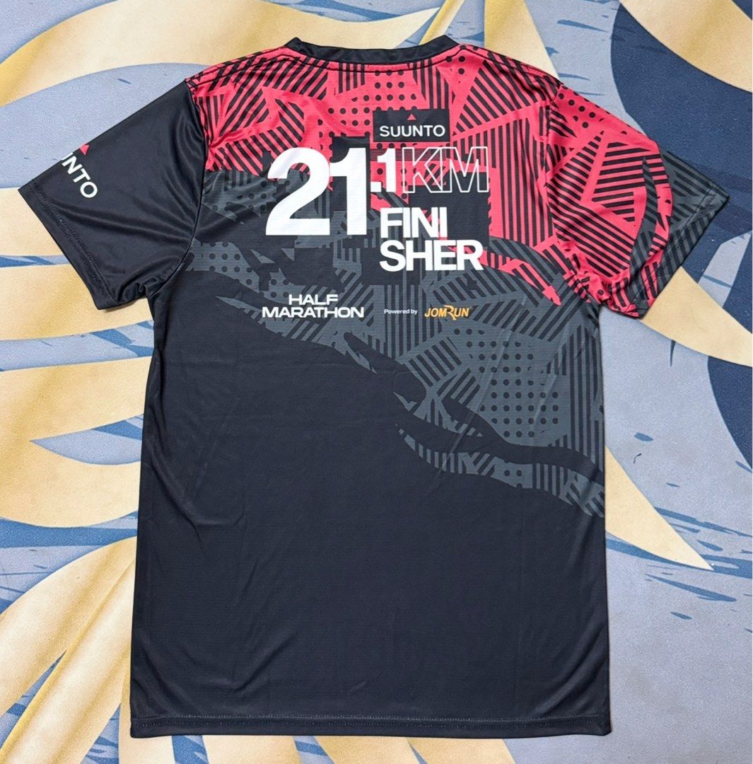 BAJU FINISHER SUUNTO 21.1KM HALF MARATHON (Category: Announcements) located in Ayer Keroh. Submitted by zkwanrahim (Listing ID 1382090003, Image 2). Description: ⛰️ BAJU FINISHER 21.1KM – SUUNTO HALF MARATHON 🏁 Official Finisher Tee – Rare & Eksklusif! 📏 Saiz: XS to S 🎽 Material dry-fit berkualiti – ringan, cepat kering & selesa untuk larian atau harian 🔥 Design smart – sesuai untuk koleksi pelari tegar atau yang nak “feeling finisher”! 😎.