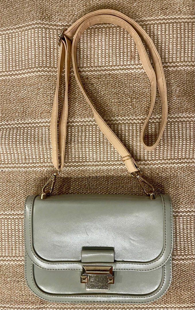 Body bag for women (Category: Cross-body Bags) located in Las Pinas. Submitted by mccm22 (Listing ID 1382006996, Image 1). Description: Preloved bag for women Gently used and still in a very good condition P100 Pick up: BFRV Las Pinas.