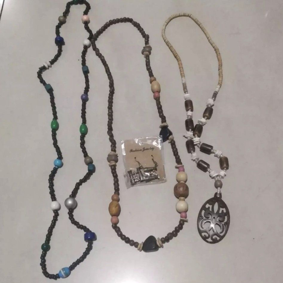 Bundle of necklace accessories preloved (Category: Necklaces) located in Manila. Submitted by lianlim.mail (Listing ID 1381916587, Image 2). Description: Take all for 250 see pics.