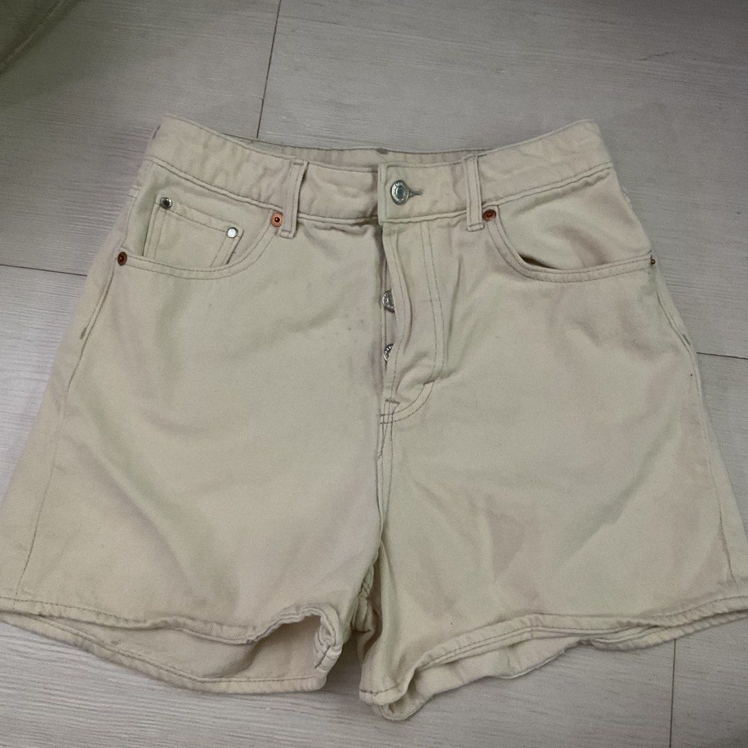 Button-up Cream bermuda shorts/jorts (Category: Shorts) located in Taguig. Submitted by agsrx (Listing ID 1381983947, Image 1). Description: rfs: decluttering MOP: GCash Shipping fee not included 🚛: Grab or Lalamove.