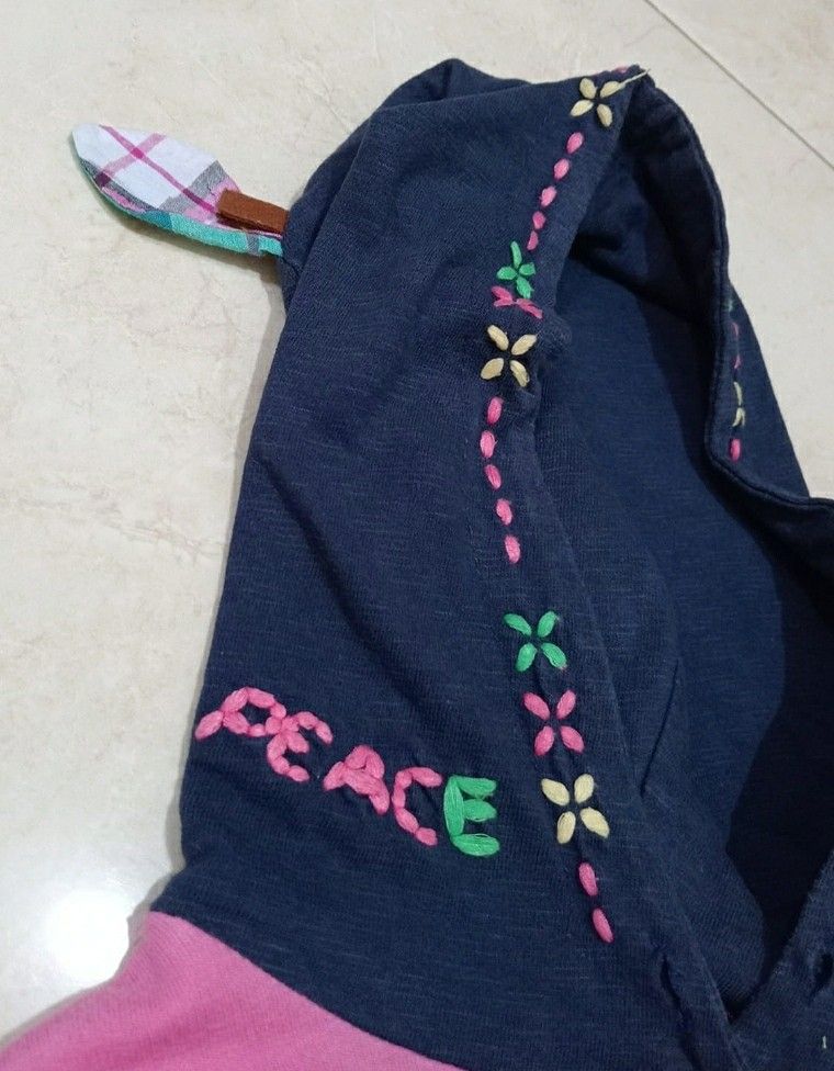 Dress tunik anak (Kategori: 4 hingga 7 tahun) berada di Denpasar. Dikirim oleh dreamyprelovedkids (ID iklan 1381946465, Gambar 2). Deskripsi: 3-5 tahun ada minus lubang kecil setitik jarum di kantong bagian depan dan belakang baju dekat ketiak nya ya mom.. dan ada noda juga dikit setitik gitu dibagian blakang baju nya . Buat harian dirumah aja masih oke ya.