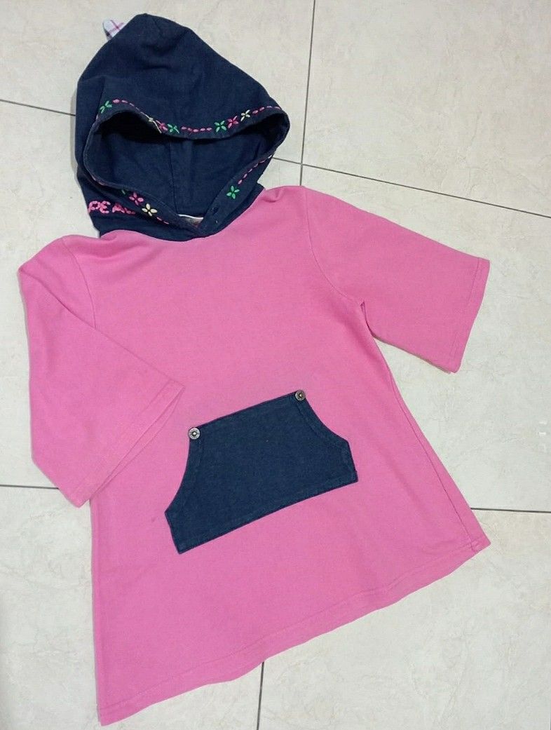 Dress tunik anak (Kategori: 4 hingga 7 tahun) berada di Denpasar. Dikirim oleh dreamyprelovedkids (ID iklan 1381946465, Gambar 1). Deskripsi: 3-5 tahun ada minus lubang kecil setitik jarum di kantong bagian depan dan belakang baju dekat ketiak nya ya mom.. dan ada noda juga dikit setitik gitu dibagian blakang baju nya . Buat harian dirumah aja masih oke ya.