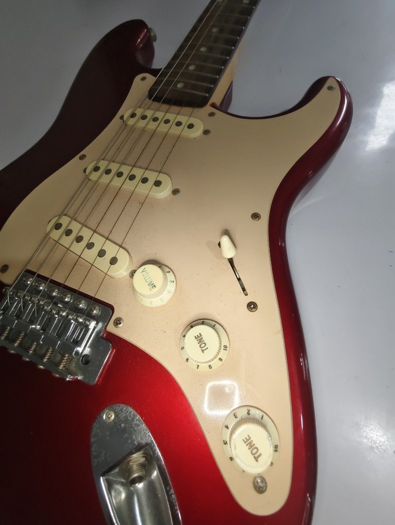 ELECTRIC GUITAR (Category: Musical Instruments) located in Manila. Submitted by babz30261 (Listing ID 1381980367, Image 2). Description: ELECTRIC GUITAR GOOD QUALITY CONDITION NO ISSUES COMPLETE TUNER AND STRINGS WE DELIVER NATIONWIDE THANKYOU, ‼️‼️‼️‼️‼️.
