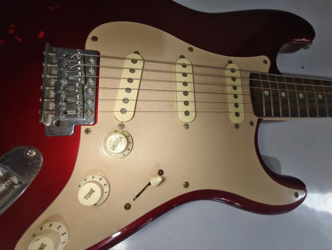 ELECTRIC GUITAR (Category: Musical Instruments) located in Manila. Submitted by babz30261 (Listing ID 1381980367, Image 3). Description: ELECTRIC GUITAR GOOD QUALITY CONDITION NO ISSUES COMPLETE TUNER AND STRINGS WE DELIVER NATIONWIDE THANKYOU, ‼️‼️‼️‼️‼️.