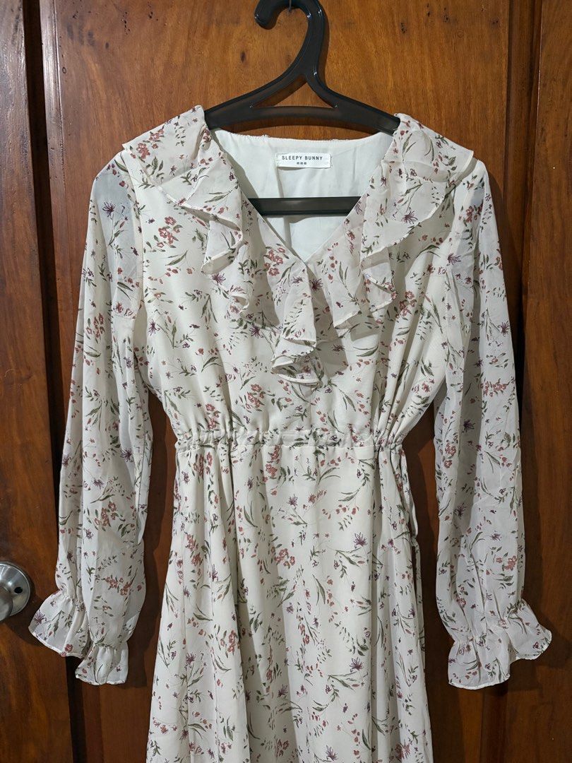 Floral Long Sleeve Dress (Category: Dresses) located in Quezon City. Submitted by lencollado (Listing ID 1381910959, Image 1). Description: Fits S-M.