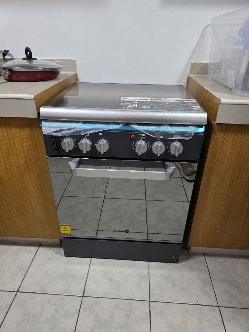Fujidenzo Gas range (Category: Cookers) located in Quezon City. Submitted by superheromickey (Listing ID 1382070583, Image 3). Description: Selling our Fujidenzo gas range - Three gas range - one electric - Gas oven RFS: hindi pala pwede ang gas sa condo namin. Electric dapat so hindi namin magagamit at all. Bought it for 17k. Just selling it for 15k..