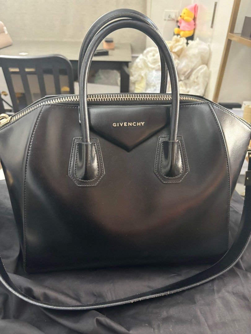Givenchy Antigona Medium (Category: Luxury Bags & Wallets) located in Bulacan. Submitted by mommysuki (Listing ID 1381935211, Image 1). Description: ⚪️Preloved Givenchy Antigona in Medium Size ⚪️RFS: not being used anymore ⚪️Inclusions: Care card, Leather swatch and Dust bag ⚪️Bought from Shangri-La ⚪️Negotiable 🔴🔴🔴selling low, see the last two pics to see the flaw🥲.