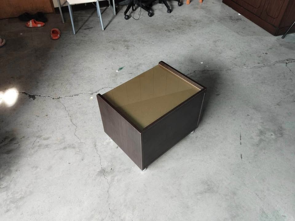 由 ggaa610627 (刊登 ID 1381914131，圖片 3) 提交，位於 台中市 (Taichung) 的 雙色床邊櫃H00107 （商品價錢不含運費請先詢問) 不口頭做保留‼️ 台中市北屯區可面交自取‼️ (類別：書櫃、櫃子)，說明： 洽詢電話:0 9 0 9 - 6 0 8 9 8 5 施s 地址:台中市北屯區環中路一段365-2號 倉庫時間:9:30~18:30 (星期日固定公休) 倉庫電話:0 4 - 2 4 2 2 9 0 4 6 商品尺寸:寬58深45高46 。