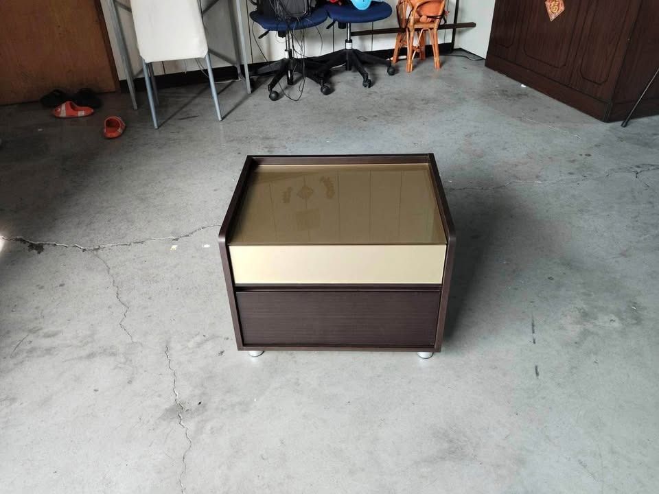 由 ggaa610627 (刊登 ID 1381914131，圖片 1) 提交，位於 台中市 (Taichung) 的 雙色床邊櫃H00107 （商品價錢不含運費請先詢問) 不口頭做保留‼️ 台中市北屯區可面交自取‼️ (類別：書櫃、櫃子)，說明： 洽詢電話:0 9 0 9 - 6 0 8 9 8 5 施s 地址:台中市北屯區環中路一段365-2號 倉庫時間:9:30~18:30 (星期日固定公休) 倉庫電話:0 4 - 2 4 2 2 9 0 4 6 商品尺寸:寬58深45高46 。