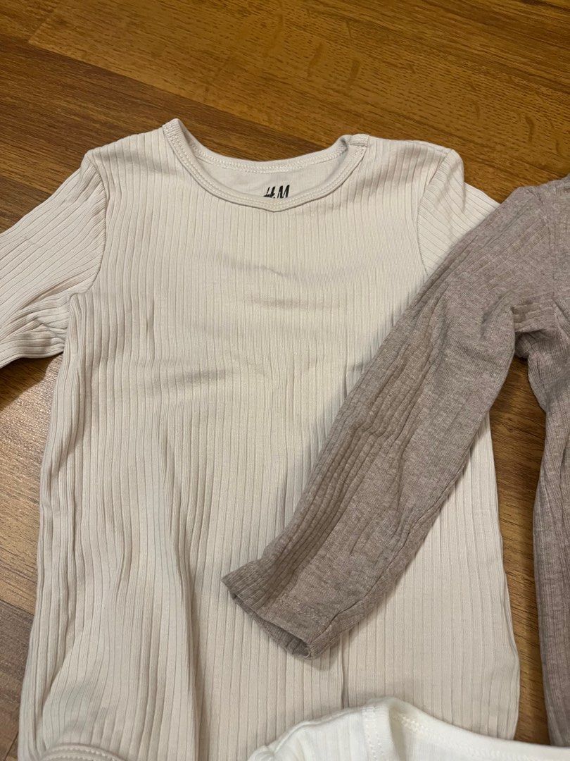 H&M baby bodysuits 3pcs 9-12m (Category: Babies & Kids Fashion) located in Subang Jaya. Submitted by hellofna (Listing ID 1382072295, Image 2). Description: Only worn 1-2 times. Only the white color has a minor stain as photo Price for all 3.
