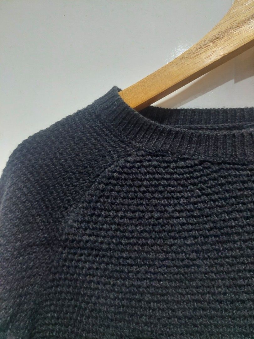H&M Black Knit Sweater (Category: Longsleeves) located in Marikina City. Submitted by dandandy (Listing ID 1381960794, Image 2). Description: Black knit sweater bought from H&M. perfect for the rainy season and cozy weather. simple and classic design for a comfy fit. Size on tag: XS Can fit: S.