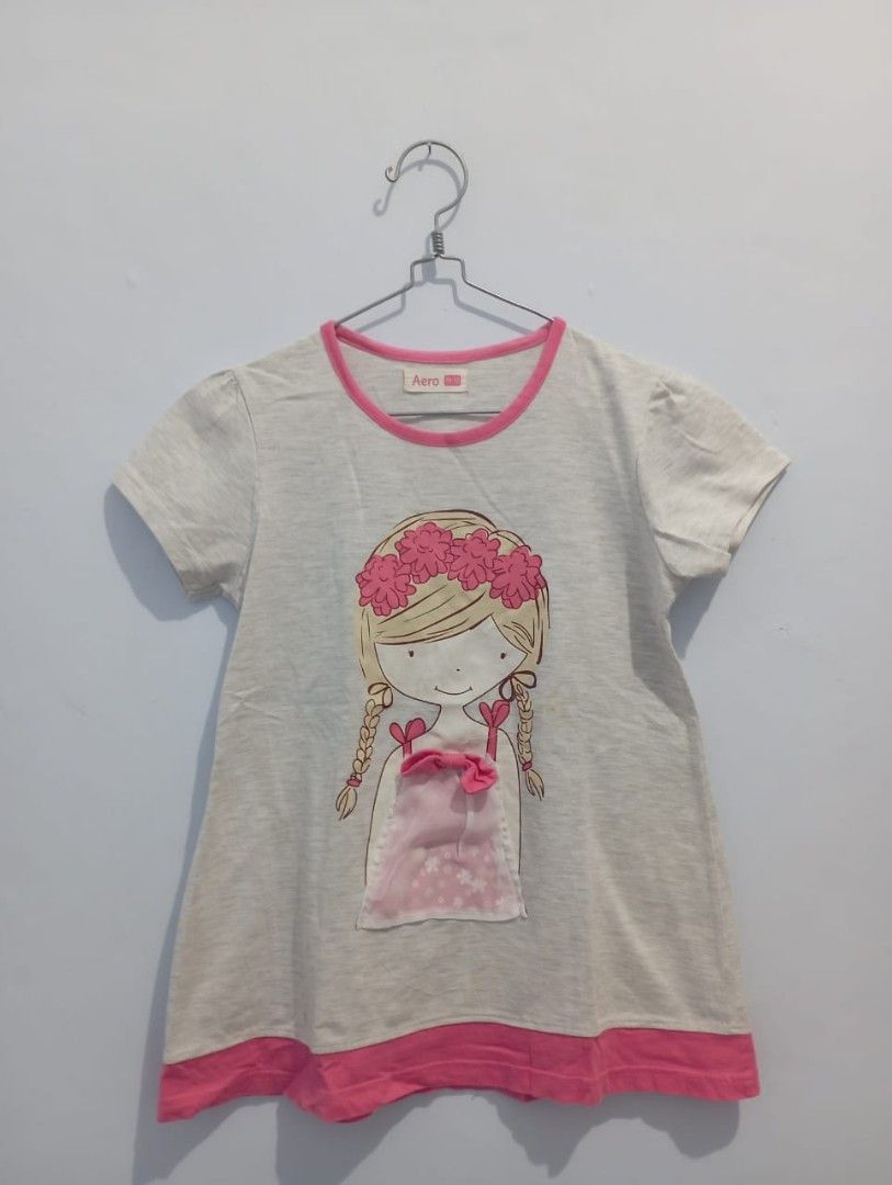 Kaos Anak Abu Pink Aero Kids (Kategori: 8 hingga 12 tahun) berada di Jombang. Dikirim oleh prelovedbylau_ (ID iklan 1381923756, Gambar 1). Deskripsi: tanyakan ld dan panjang via chat merk Aero Kids.