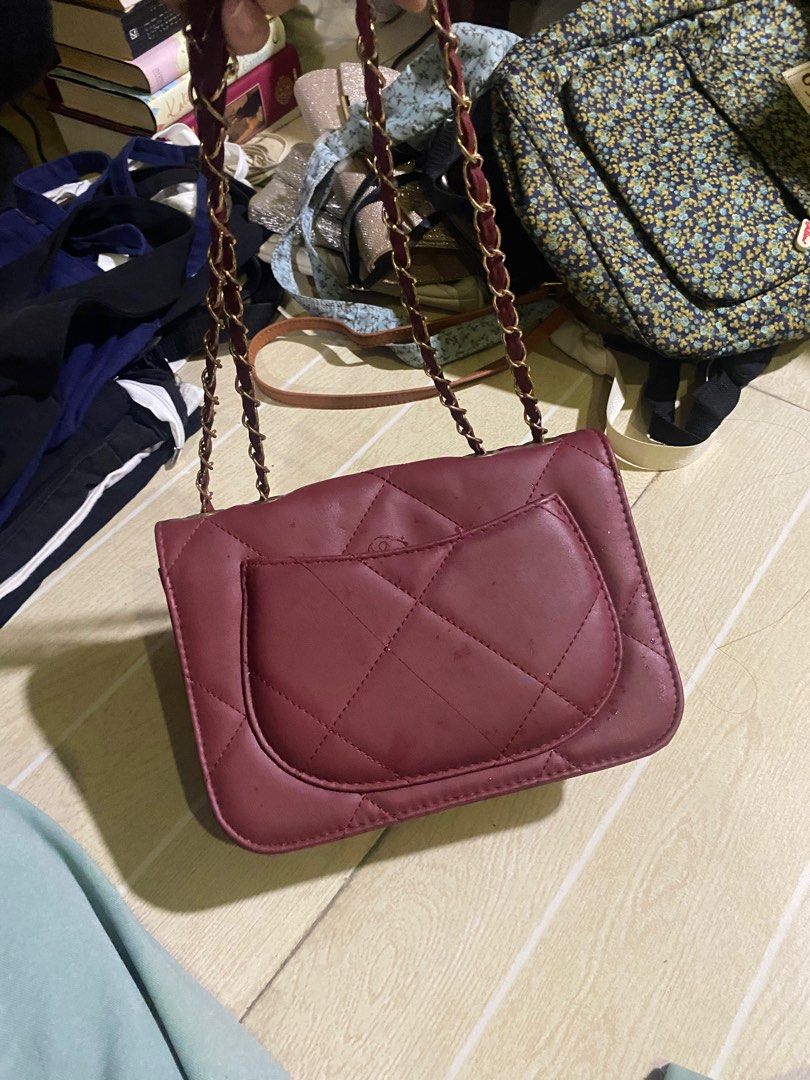 leather shoulder bag in red (v elegant) (Category: Luxury Bags & Wallets) located in Caloocan City. Submitted by lienzonius (Listing ID 1382027328, Image 2). Description: w signs of usage, display nalang din sa room.