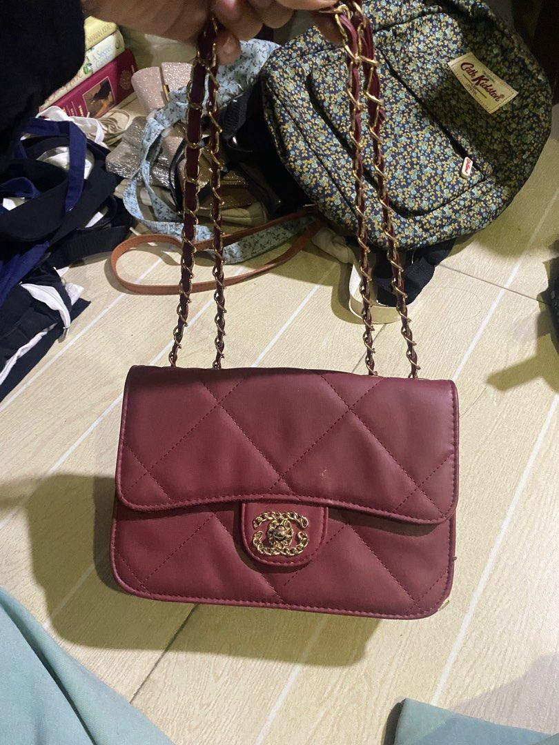 leather shoulder bag in red (v elegant) (Category: Luxury Bags & Wallets) located in Caloocan City. Submitted by lienzonius (Listing ID 1382027328, Image 1). Description: w signs of usage, display nalang din sa room.