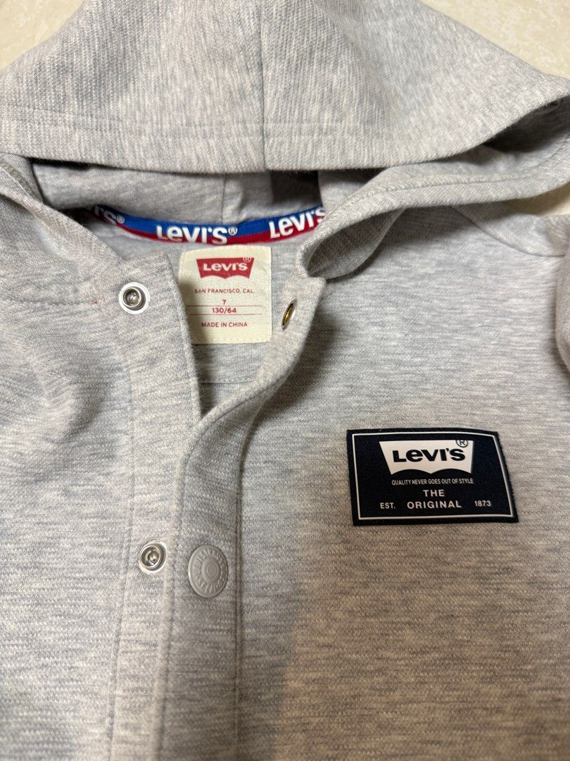 由 770528 (刊登 ID 1382067178，圖片 2) 提交，位於 彰化縣 (Changhua) 的 （童裝）Levi’s 灰色棉外套 (類別：嬰兒及兒童流行時尚)，說明：肩 胸 長 袖 29 38 47 47。
