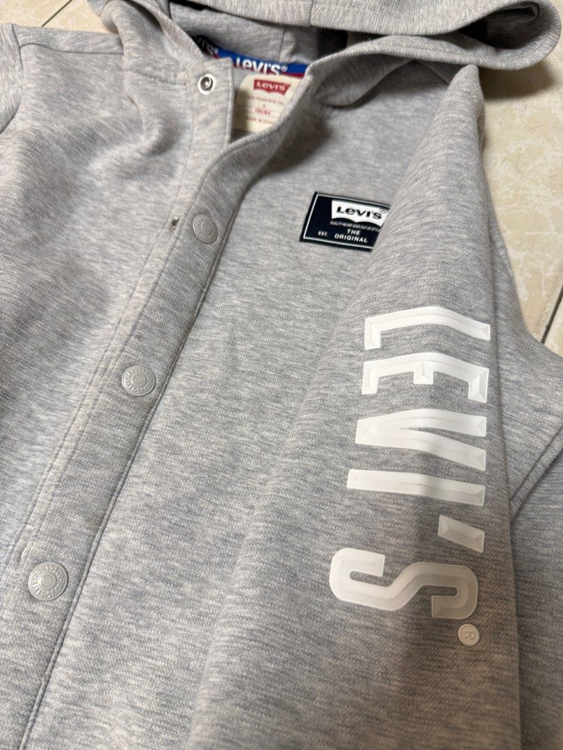 由 770528 (刊登 ID 1382067178，圖片 3) 提交，位於 彰化縣 (Changhua) 的 （童裝）Levi’s 灰色棉外套 (類別：嬰兒及兒童流行時尚)，說明：肩 胸 長 袖 29 38 47 47。