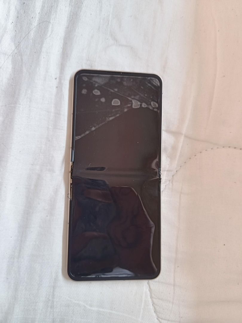 Libero Flip - DEFFECTIVE - SCREEN ISSUE (Category: Android Others) located in Quezon City. Submitted by pxlshop (Listing ID 1381899671, Image 3). Description: Libero Flip 5g For Parts only or ipaayos na lang niyo. Screen lang ang Issue, the rest gumagana. Need palitan ng screen. Okay ang camera okay ang battery okay ang alluminum case okay lahat!!!! Bukod sa screen! Location: North caloocan .