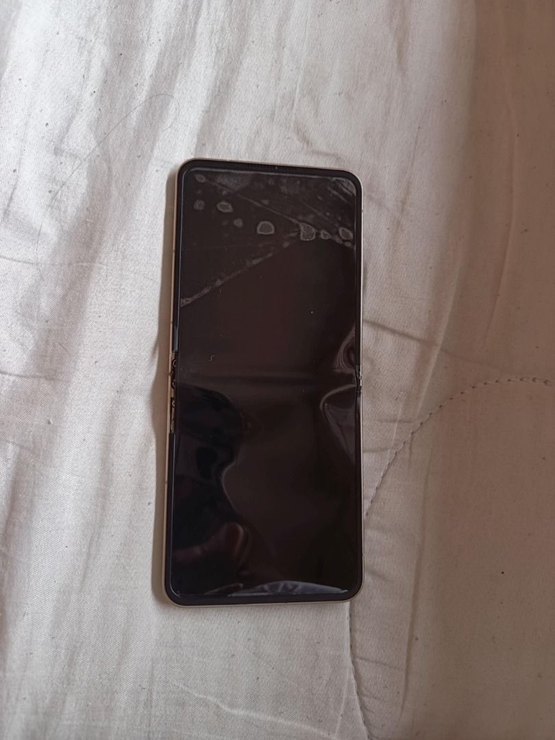 Libero Flip - DEFFECTIVE - SCREEN ISSUE (Category: Android Others) located in Quezon City. Submitted by pxlshop (Listing ID 1381899671, Image 2). Description: Libero Flip 5g For Parts only or ipaayos na lang niyo. Screen lang ang Issue, the rest gumagana. Need palitan ng screen. Okay ang camera okay ang battery okay ang alluminum case okay lahat!!!! Bukod sa screen! Location: North caloocan .