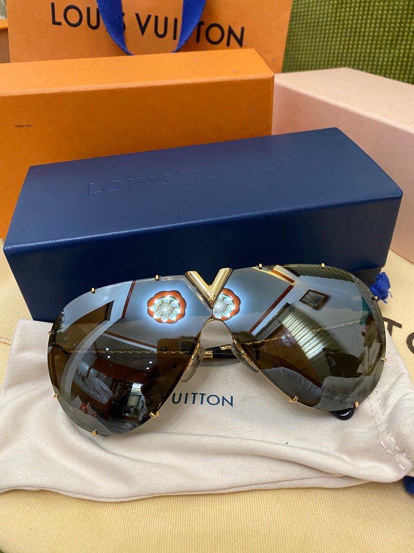 LV shades (Category: Luxury Accessories) located in Manila. Submitted by fun2bewith22527 (Listing ID 1382020280, Image 2). Description: Used once only .