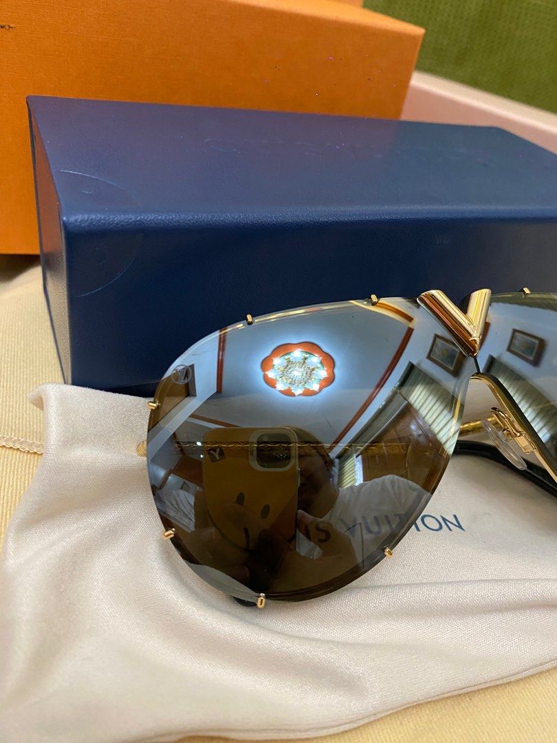 LV shades (Category: Luxury Accessories) located in Manila. Submitted by fun2bewith22527 (Listing ID 1382020280, Image 3). Description: Used once only .