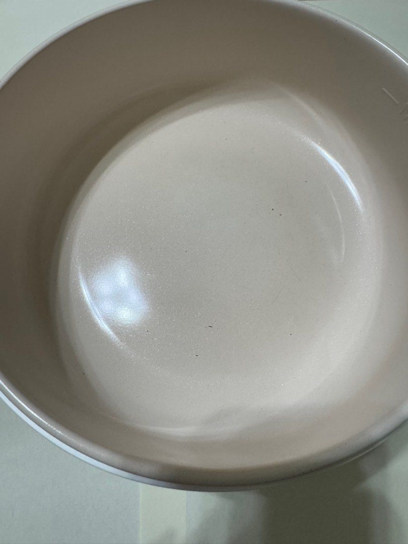 由 siiidneyy (刊登 ID 1382049179，圖片 3) 提交，位於 台中市 (Taichung) 的 NICONICO日式蒸煮陶瓷料理鍋 (類別：其他廚具和餐具)，說明：產品型號：NI-GP931 內容物：料理鍋、蒸籠、鍋蓋、電源線 購買地點：台中新光三越 保固：已過保（內附保固書） 僅使用過2次，就沒在使用，可以私訊看其他圖片，盒子都還在！。