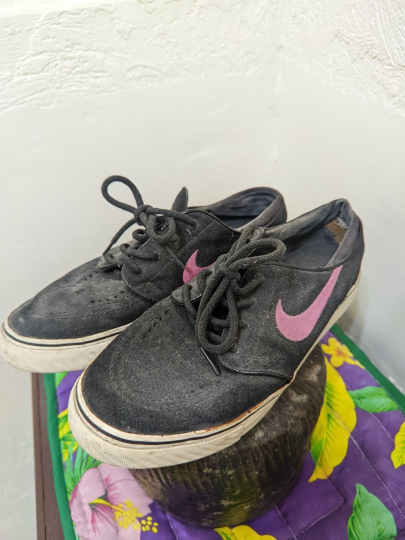 Nike SB Stefan Janoski Pink Foil (Category: Sneakers) located in Mexico. Submitted by ayyel (Listing ID 1381917309, Image 1). Description: For sale only Janoski Pink Foil OG Price: 1,800 plus SF Size 7 Mens Good Condition. Maalikabok lang. Issues: Sligh drags and reglue na RFS: Declutter! Naaalikabukan nalang..