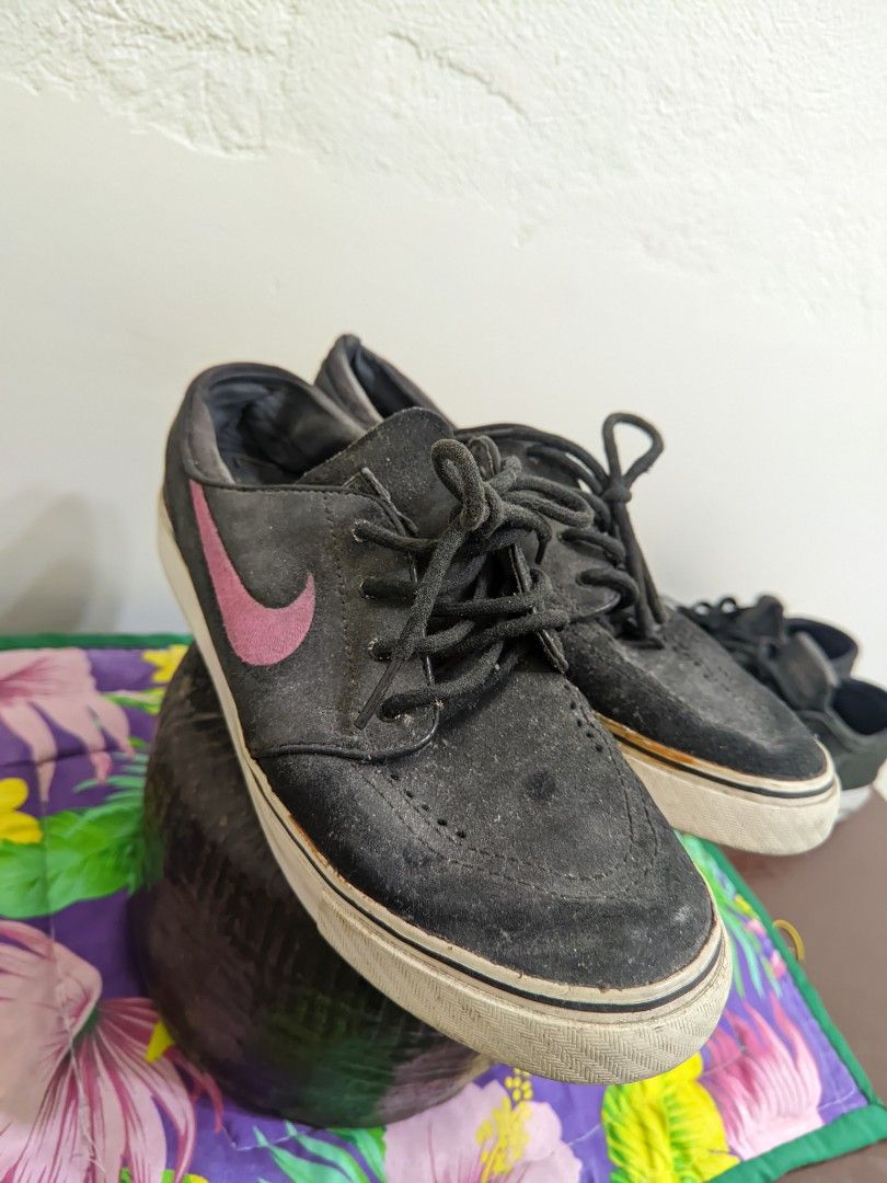 Nike SB Stefan Janoski Pink Foil (Category: Sneakers) located in Mexico. Submitted by ayyel (Listing ID 1381917309, Image 2). Description: For sale only Janoski Pink Foil OG Price: 1,800 plus SF Size 7 Mens Good Condition. Maalikabok lang. Issues: Sligh drags and reglue na RFS: Declutter! Naaalikabukan nalang..