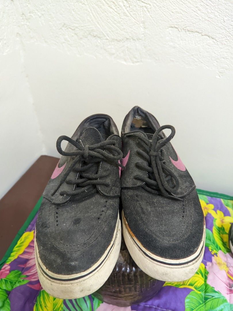 Nike SB Stefan Janoski Pink Foil (Category: Sneakers) located in Mexico. Submitted by ayyel (Listing ID 1381917309, Image 3). Description: For sale only Janoski Pink Foil OG Price: 1,800 plus SF Size 7 Mens Good Condition. Maalikabok lang. Issues: Sligh drags and reglue na RFS: Declutter! Naaalikabukan nalang..