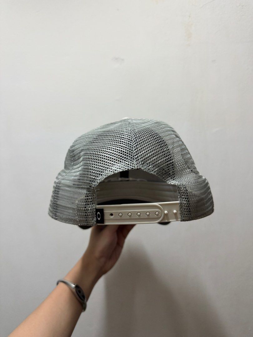 由 alan19990873566 (刊登 ID 1382071711，圖片 2) 提交，位於 台北市 (Taipei) 的 Oakley 卡車帽 (類別：帽子)，說明：卡車帽版型 很深修飾臉型效果好 價格可議。