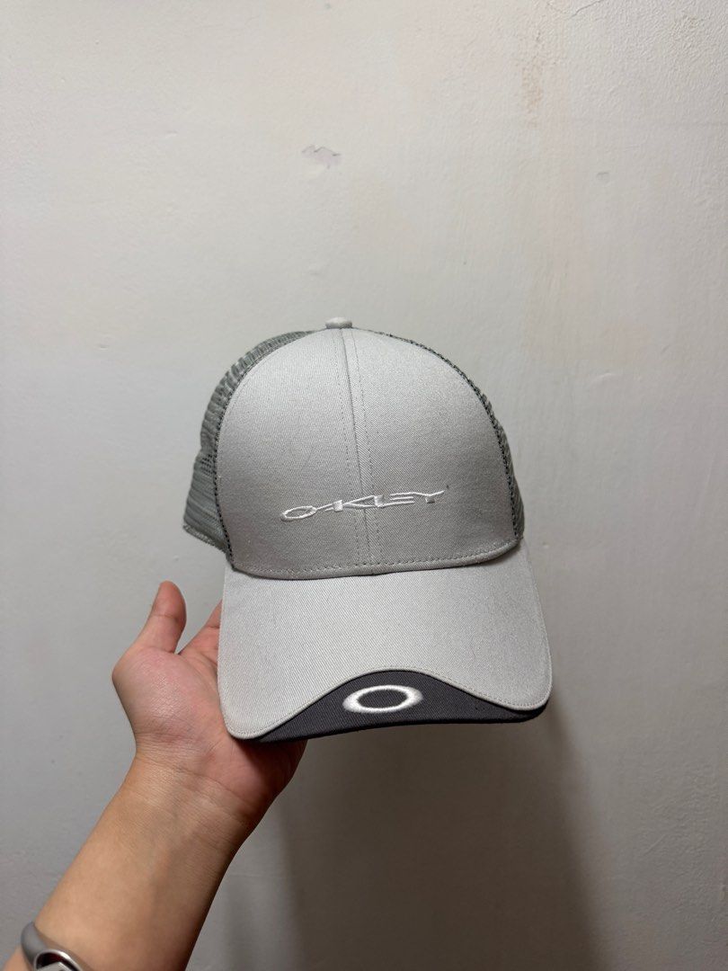 由 alan19990873566 (刊登 ID 1382071711，圖片 1) 提交，位於 台北市 (Taipei) 的 Oakley 卡車帽 (類別：帽子)，說明：卡車帽版型 很深修飾臉型效果好 價格可議。