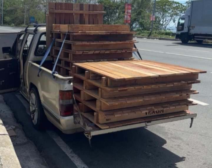 Paleta Palochina Wood (Category: Home Improvement Tools & Accessories) located in Manila. Submitted by dolorchris69891 (Listing ID 1381990371, Image 1). Description: Paleta Palochina Wood Elevated Plastic matting FLAT Matting Same day delivery Brand new Cod.
