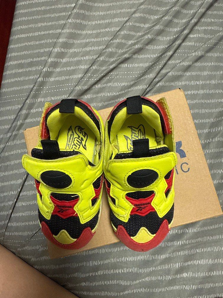 由 angel0982697629 (刊登 ID 1381981675，圖片 3) 提交，位於 台南市 (Tainan) 的 Reebok球鞋12公分 (類別：嬰兒及兒童流行時尚)，說明：超帥超時尚的小球鞋.12公分.無敵好看. 保存的很好.有正常使用痕跡（高標勿入） 保證正品.有原廠鞋盒。