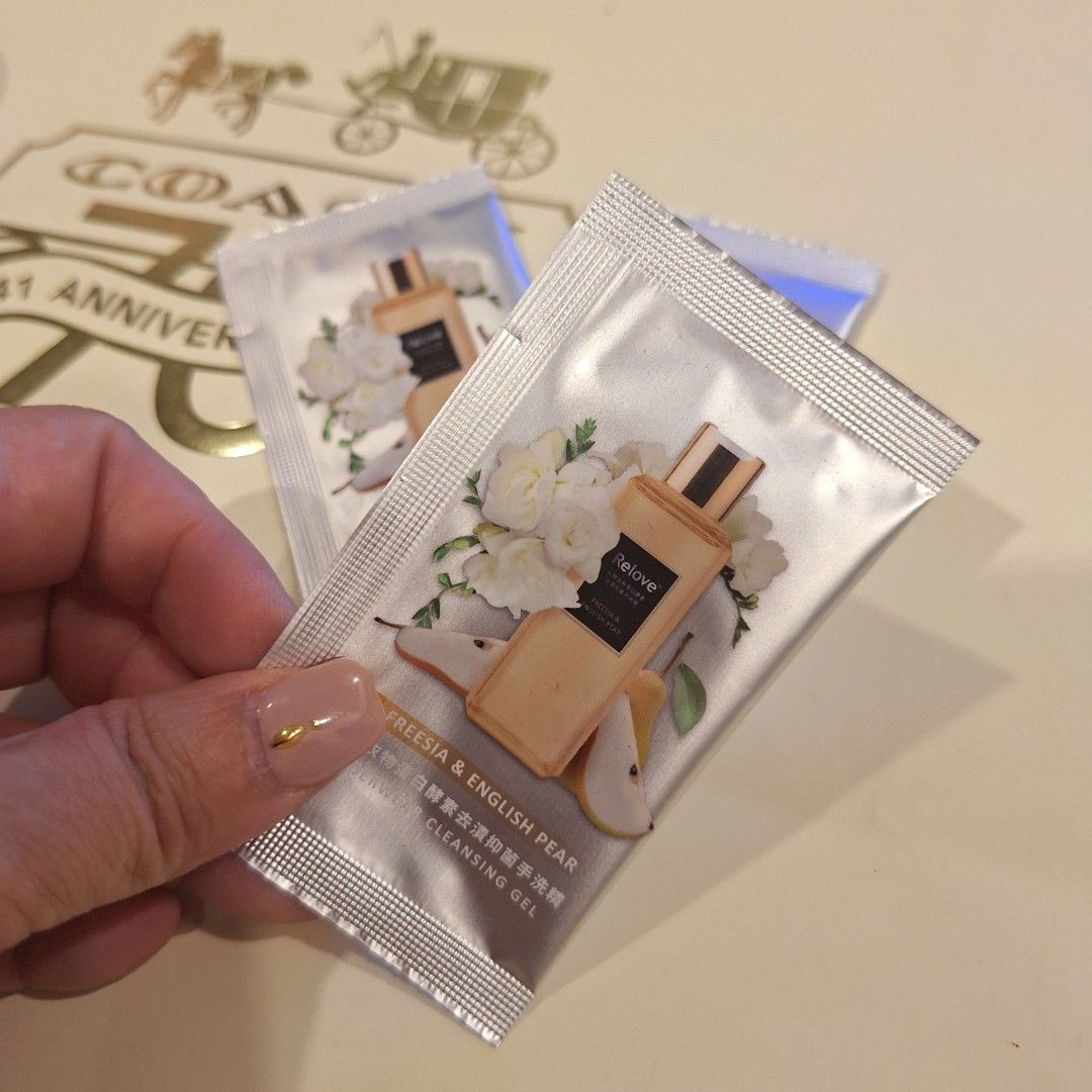 由 2025babyq (刊登 ID 1382053303，圖片 2) 提交，位於 台北市 (Taipei) 的 Relove 私密衣物蛋白酵素去漬抗菌手洗精×3包 (類別：個人清潔保養)，說明：❤️Relove 私密衣物蛋白酵素去漬抗菌手洗精×3包 一包4ml 保存期限到2027 7月後 ❤️將衣物沾濕後，取適量手洗精塗抹於衣物表面，搓揉後沖洗；針對較頑固污漬，可等待5-10分鐘後再沖洗。 🙏滿百出貨。