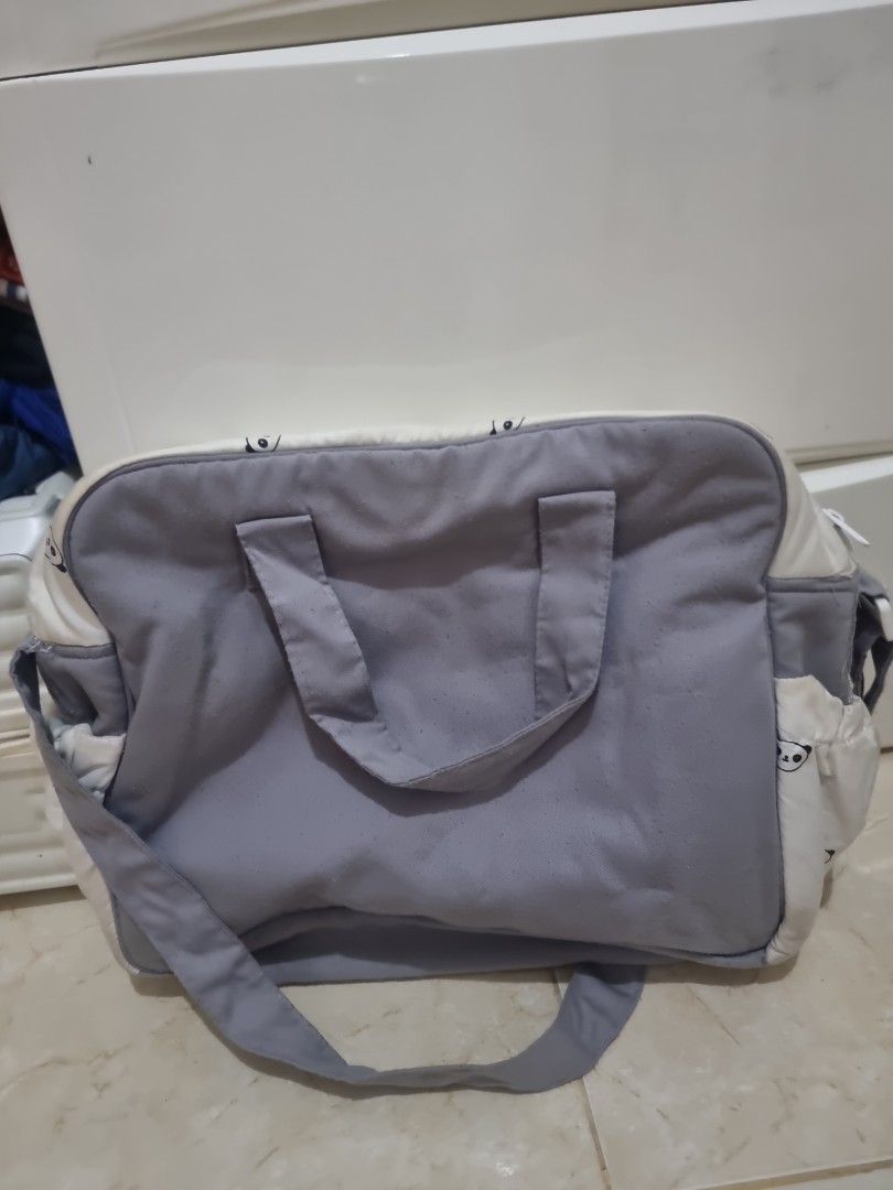 Tas Bayi selempang (Kategori: Orang Tua, Bayi & Anak - Lainnya) berada di Bekasi. Dikirim oleh papabee.project (ID iklan 1381990899, Gambar 2). Deskripsi: tas bayi selempang hanya butuh dicuci lagi..