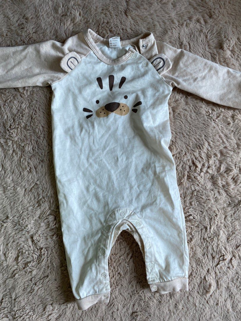 Tiny Button Sleepsuit (Category: Babies & Kids Fashion) located in Petaling Jaya. Submitted by ffinito (Listing ID 1381943453, Image 1). Description: Hi mommies. Letting go this Tiny Button sleepsuit. Never worn bcs accidentally got the wrong size. Np RM50+.