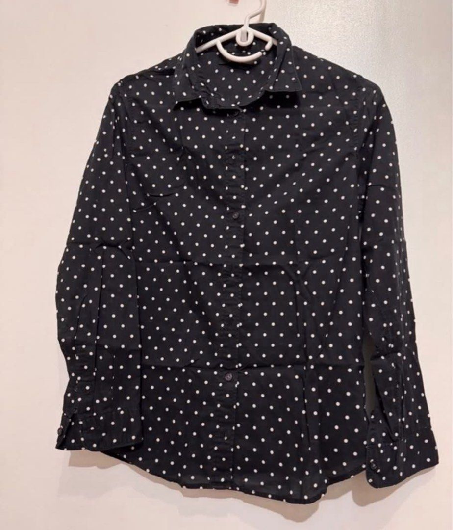 Uniqlo Polka Dot Longsleeve Blouse (Category: Longsleeves) located in Mandaluyong City. Submitted by minasitems (Listing ID 1381895842, Image 2). Description: Tag is size medium, authentic, and barely used! Mop: gcash Mod: lalamove/grab, ggx, j&t Loc: Mandaluyong City.