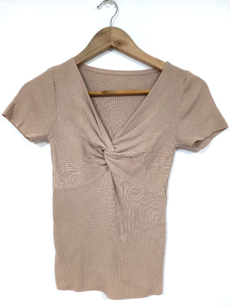 V-neck Short Sleeve Shirt (Category: Blouses) located in Manila. Submitted by bbfinds (Listing ID 1381972839, Image 2). Description: Rfs: Decluttering.