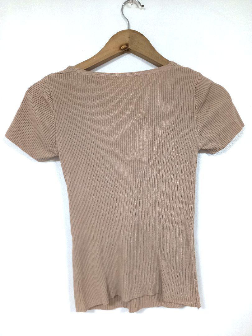 V-neck Short Sleeve Shirt (Category: Blouses) located in Manila. Submitted by bbfinds (Listing ID 1381972839, Image 3). Description: Rfs: Decluttering.