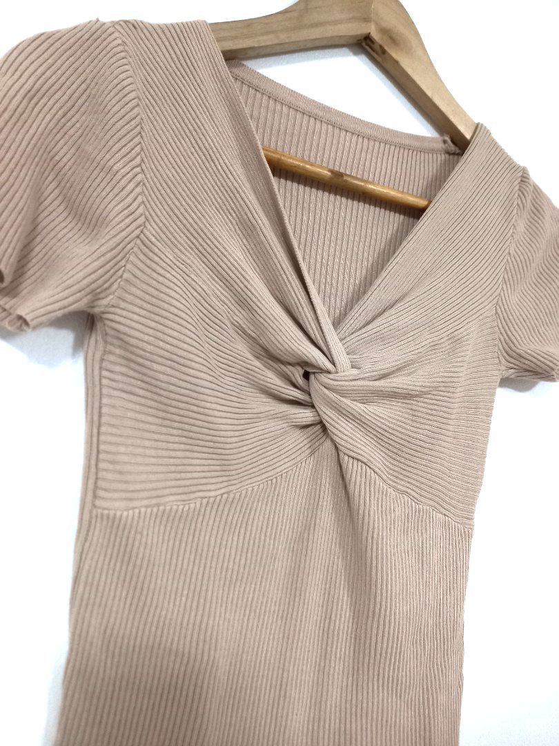 V-neck Short Sleeve Shirt (Category: Blouses) located in Manila. Submitted by bbfinds (Listing ID 1381972839, Image 1). Description: Rfs: Decluttering.