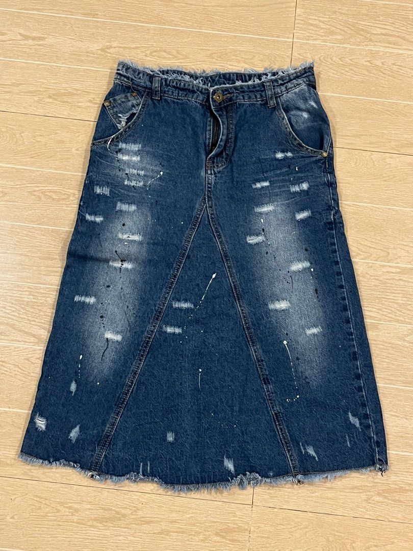 Y2K Long Denim Skirt with pockets (Category: Skirts) located in Quezon City. Submitted by TheGoodFind (Listing ID 1381978889, Image 1). Description: Waist line: 35 Length: 71.5 .