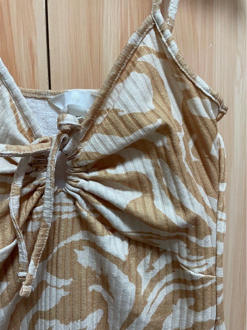 Yellow H&M Dress (Category: Dresses) located in Calamba. Submitted by lelesellhere (Listing ID 1381989160, Image 2). Description: Material: Cotton, stretchable Size: XS - S Original Price: 599+ Sale: 200 php .