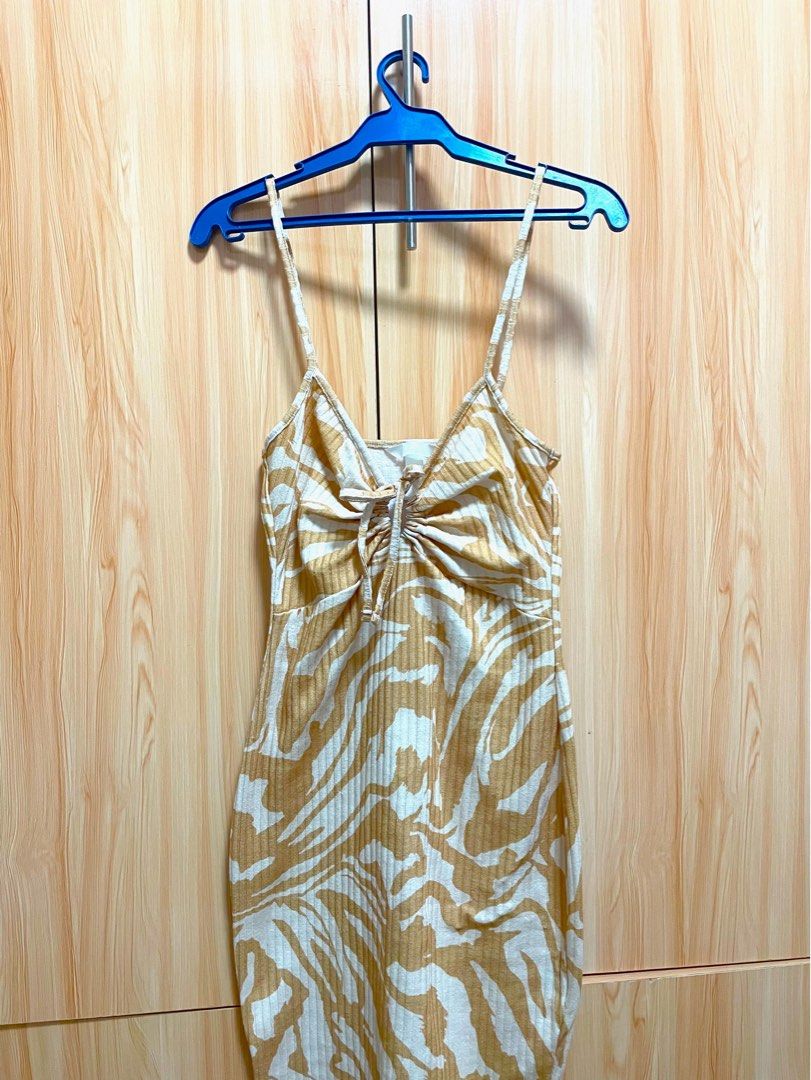Yellow H&M Dress (Category: Dresses) located in Calamba. Submitted by lelesellhere (Listing ID 1381989160, Image 1). Description: Material: Cotton, stretchable Size: XS - S Original Price: 599+ Sale: 200 php .