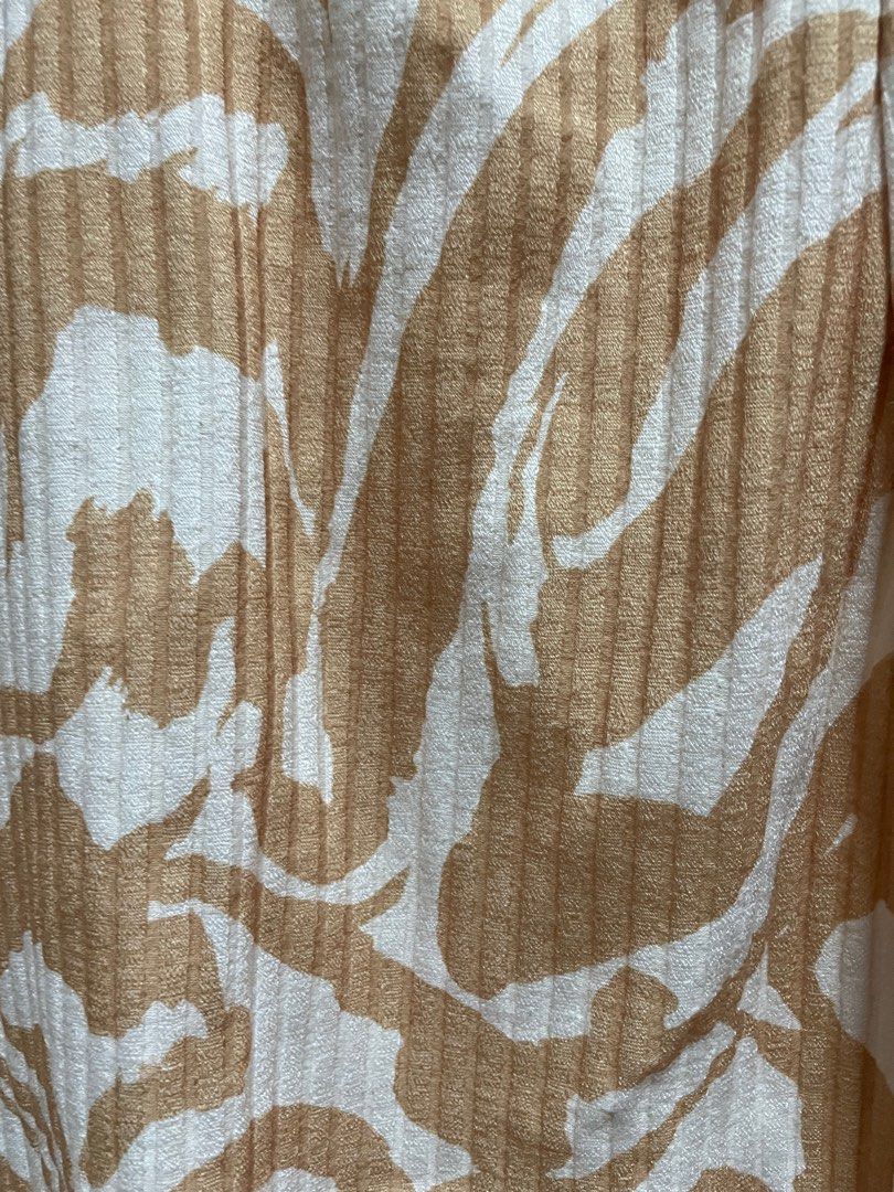 Yellow H&M Dress (Category: Dresses) located in Calamba. Submitted by lelesellhere (Listing ID 1381989160, Image 3). Description: Material: Cotton, stretchable Size: XS - S Original Price: 599+ Sale: 200 php .